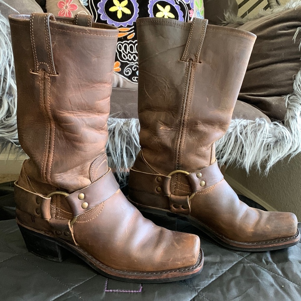 FRYE brown leather cowboy boots. Buckle Hardness